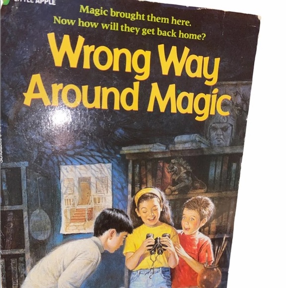 Wrong way around magic by Ruth chew 1993 vintage paperback book - Picture 1 of 5